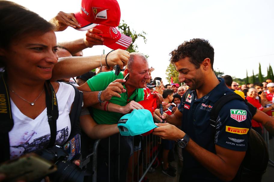 Daniel Ricciardo firma autografi prima del GP. Getty